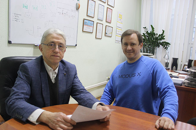 Андрій Синиця та Денис Приходько, головний фахівець-керівник групи підтримки НПЦ, обговорюють плани на новий рік.